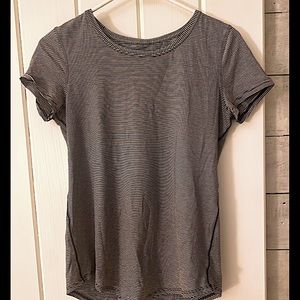 size 2 lululemon relaxed fit t-shirt